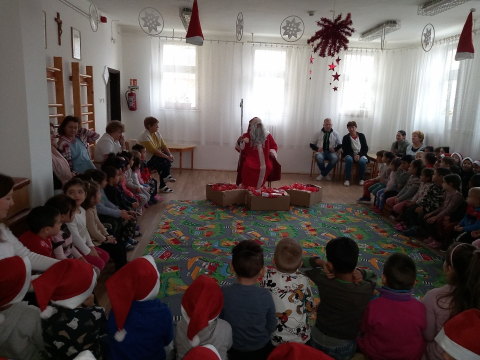 Roma Nemzetiségi Önkormányzat ajándéka a gyermekek számára